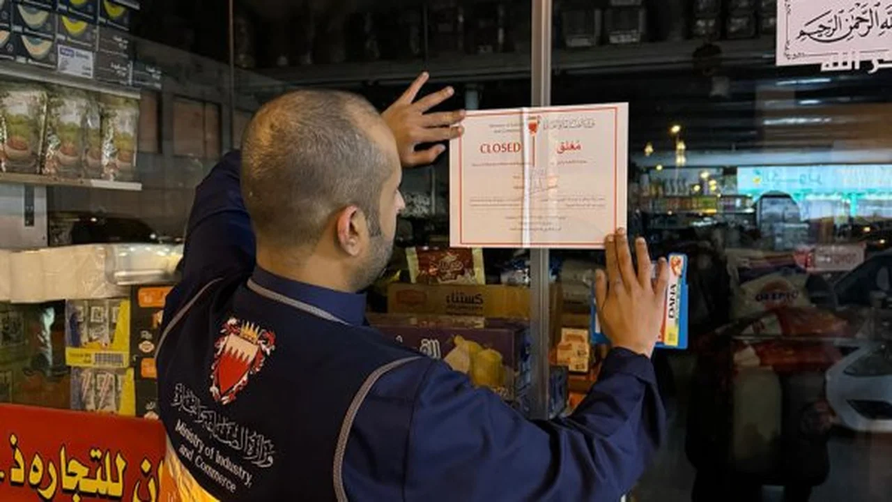 وزارة الصناعة والتجارة تغلق منشأة غذائية بسبب التلاعب في أسعار السلع الغذائية